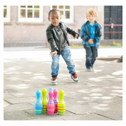 A couple of kids that are playing with Buitenspeel Skittles Jr.