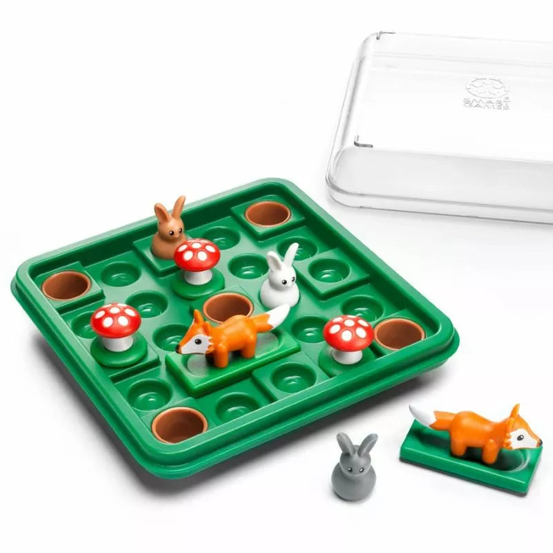 The Smartgames Jump In' board game is the ideal travel companion, featuring a green grid with rabbit and fox figurines. It includes red and white mushroom obstacles to test your spatial insight and problem-solving skills, all neatly secured under a clear plastic cover.